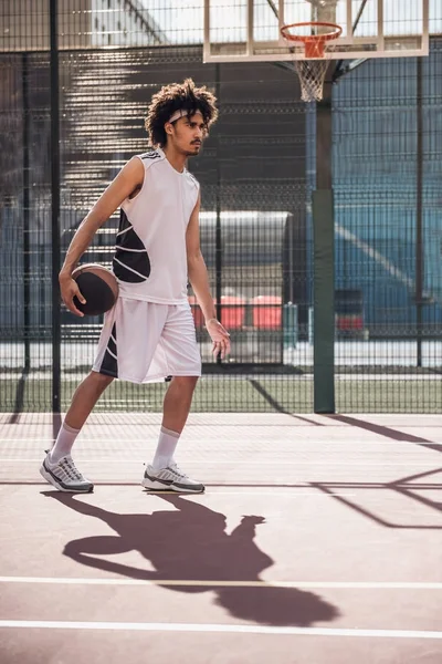 Atractivo jugador de baloncesto — Foto de Stock