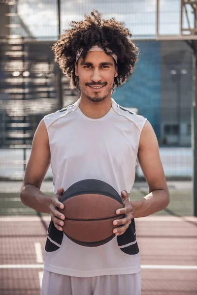 Jogador de basquete atraente — Fotografia de Stock