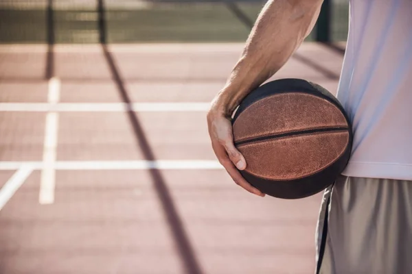 Guapo jugador de baloncesto — Foto de Stock