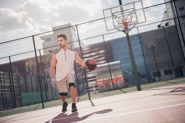 Pěkný basketbalový hráč — Stock fotografie