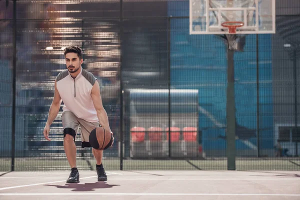 Pěkný basketbalový hráč — Stock fotografie