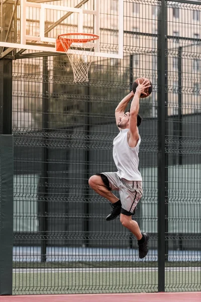 Schöner Basketballspieler — Stockfoto