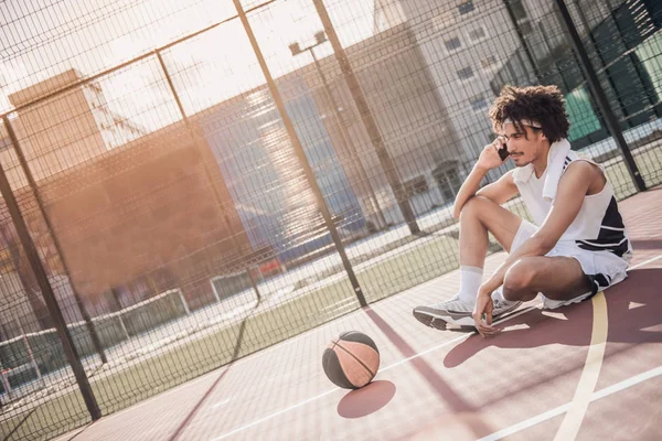 Atraktivní basketbalový hráč — Stock fotografie