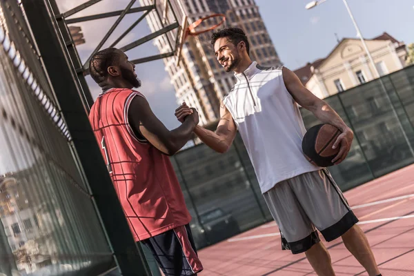 Kluci hrát basketbal — Stock fotografie