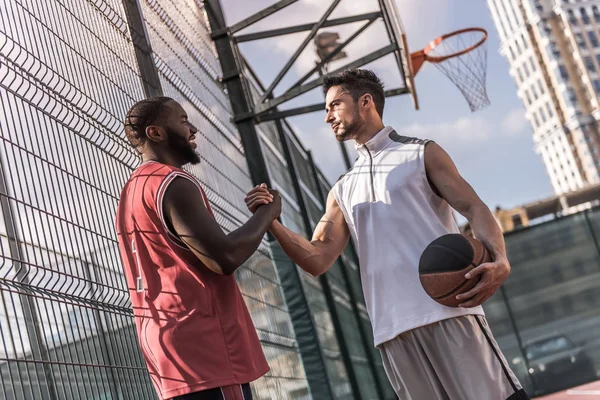 Kluci hrát basketbal — Stock fotografie