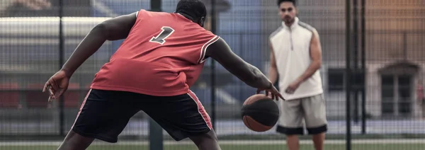 Jongens spelen basketbal — Stockfoto