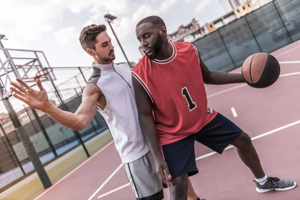 Kluci hrát basketbal — Stock fotografie