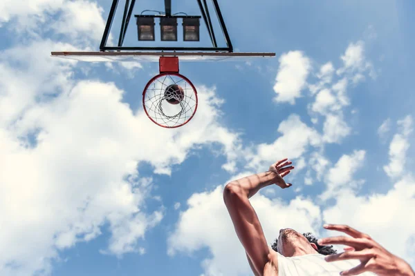 Caras jogando basquete — Fotografia de Stock