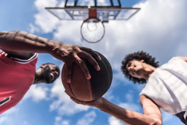 Kluci hrát basketbal — Stock fotografie