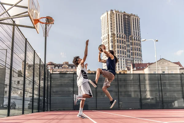 Kluci hrát basketbal — Stock fotografie