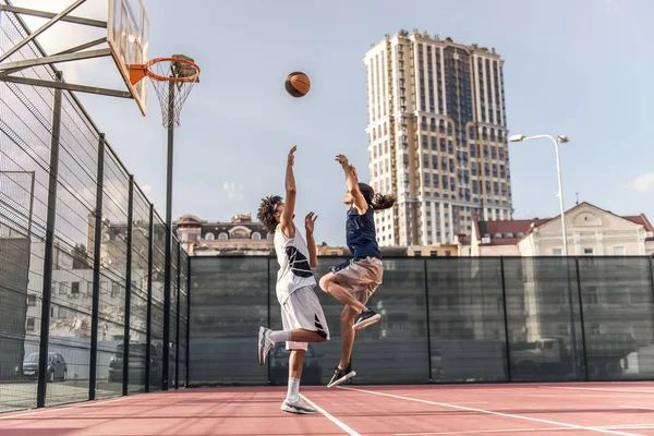 Kluci hrát basketbal — Stock fotografie