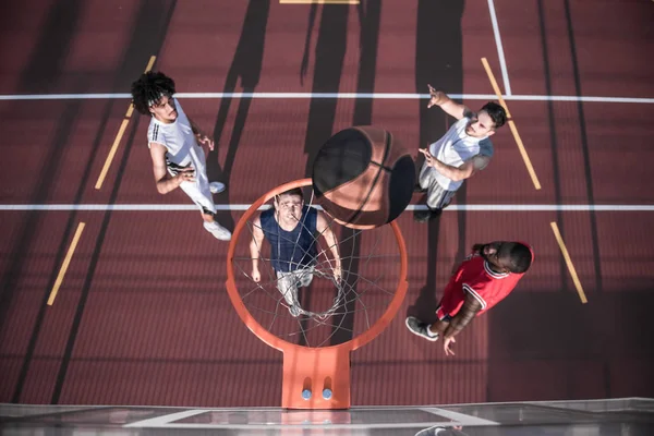Jongens spelen basketbal — Stok fotoğraf