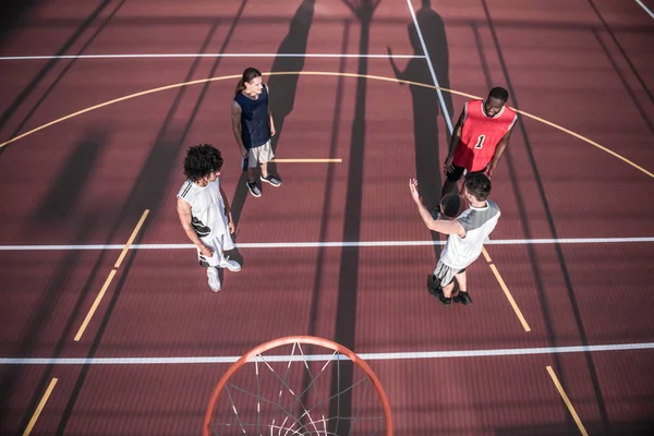 Παιδιά παίζουν μπάσκετ — Φωτογραφία Αρχείου