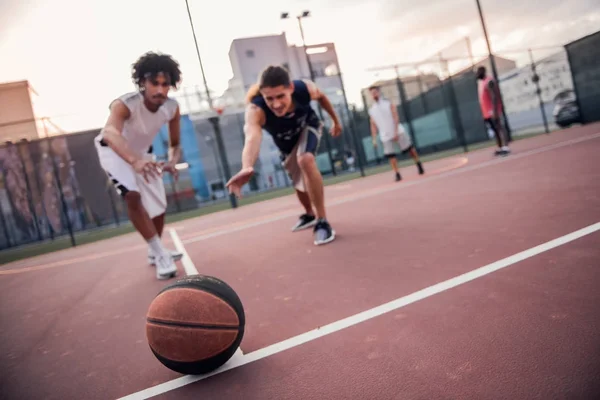 Chicos jugando al baloncesto — Foto de Stock