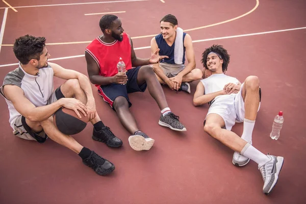 Chicos jugando al baloncesto — Foto de Stock