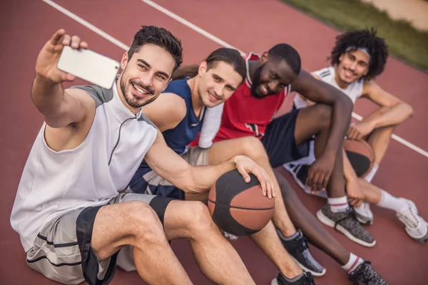 Killar spelar basket — Stockfoto