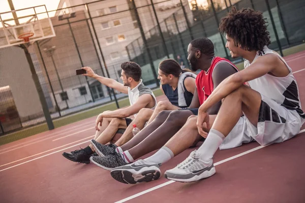 Kluci hrát basketbal — Stock fotografie