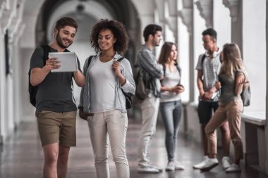 Koridorda öğrenciler