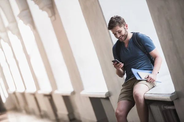 Aantrekkelijke mannelijke student — Stockfoto