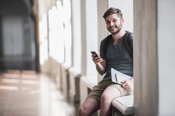 Aantrekkelijke mannelijke student — Stockfoto