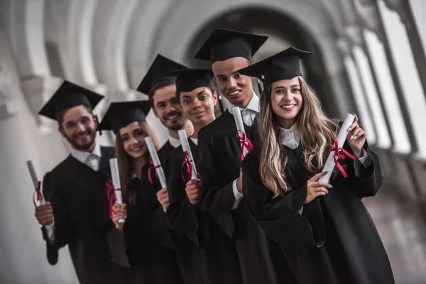 Glückliche junge Ehemalige — Stockfoto