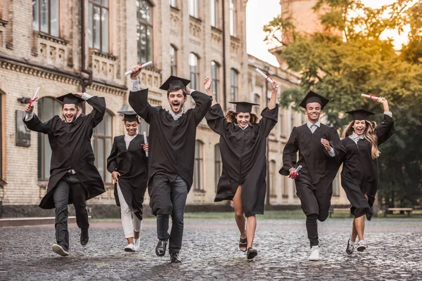 Χαρούμενος νεαρός αποφοίτων — Φωτογραφία Αρχείου