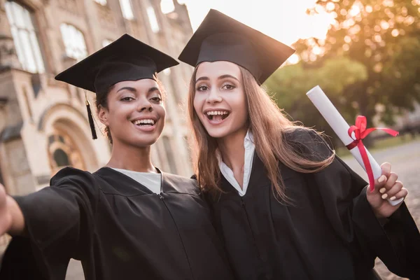 Glückliche junge Ehemalige — Stockfoto