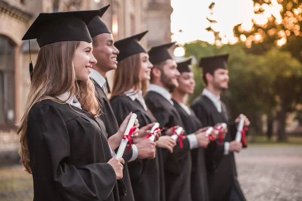 Glückliche junge Ehemalige — Stockfoto