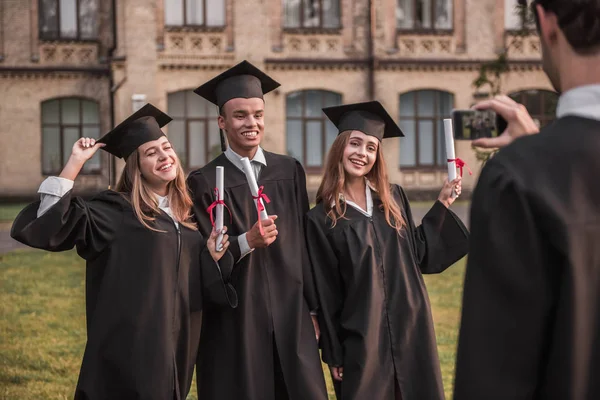 Щасливі молодих випускників — стокове фото