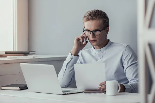 Ung affärsman arbetar — Stockfoto