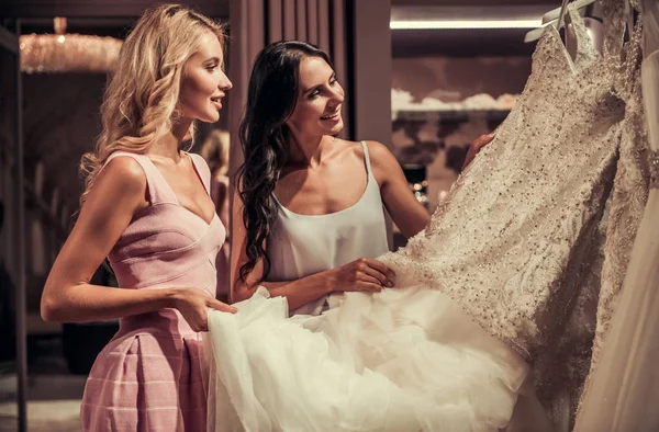 Chicas en el salón de bodas — Foto de Stock