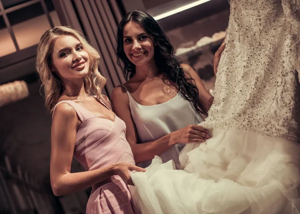 Chicas en el salón de bodas — Foto de Stock