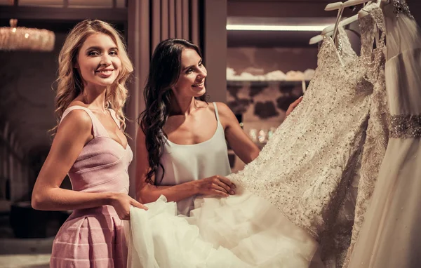 Chicas en el salón de bodas — Foto de Stock