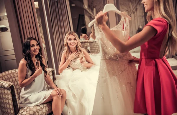 Chicas en el salón de bodas — Foto de Stock