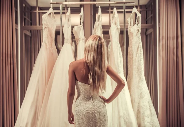 Atractiva novia en el salón de bodas — Foto de Stock