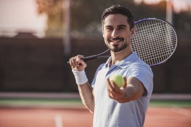 Tenis oynayan adam