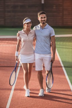 Tenis oynarken Çift