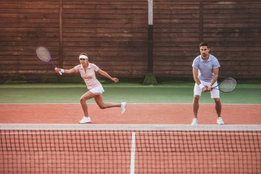 Tenis oynarken Çift