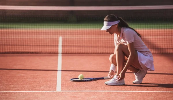 Ragazza giocare a tennis — Foto Stock