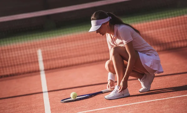 Ragazza giocare a tennis — Foto Stock