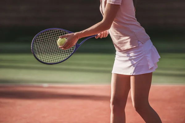 Flicka spelar tennis — Stockfoto