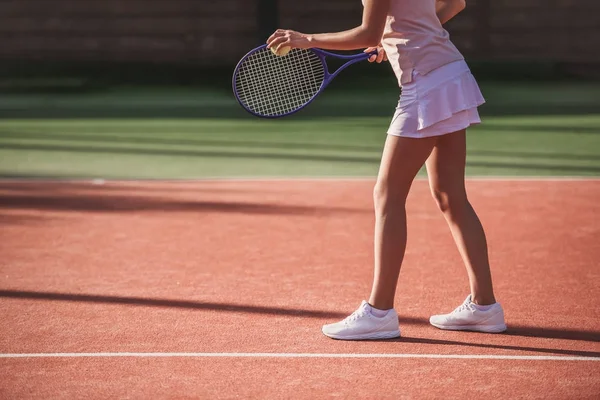 Menina jogando tênis — Fotografia de Stock