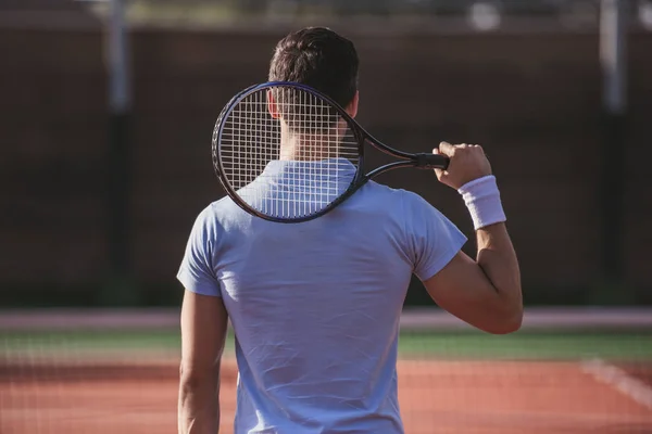 Man spelar tennis — Stockfoto