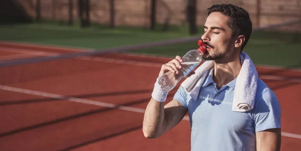 Tenis oynayan adam — Stok fotoğraf