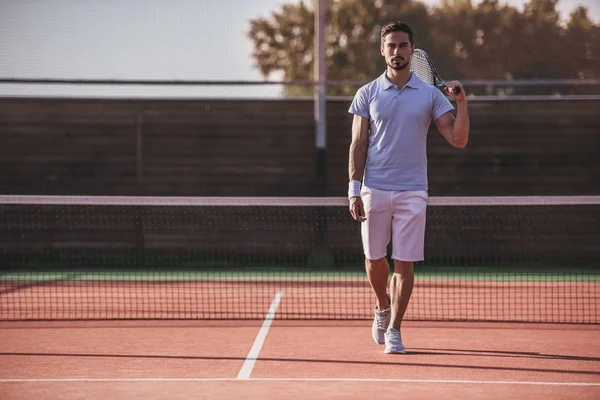 Uomo che gioca a tennis — Foto Stock