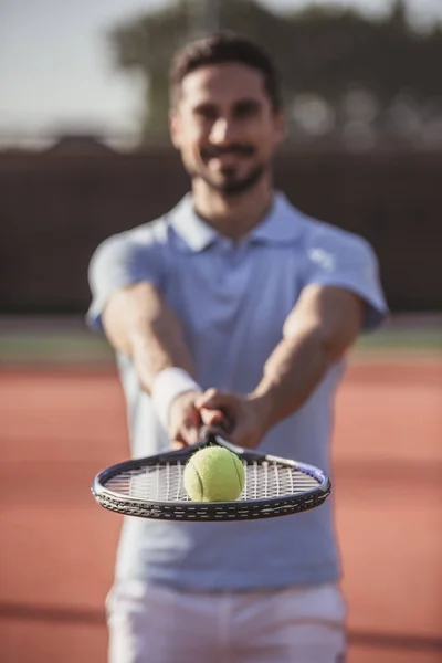 Man spelar tennis — Stockfoto