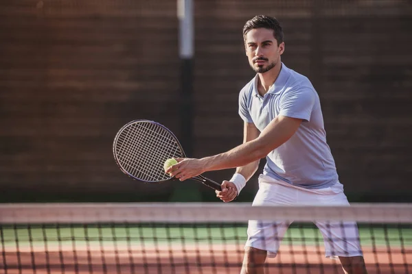 Uomo che gioca a tennis — Foto Stock