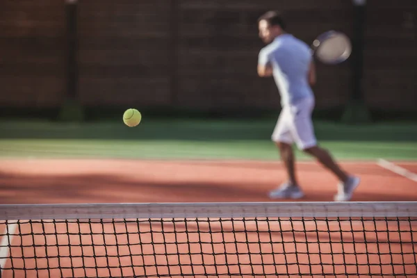 Man spelar tennis — Stockfoto