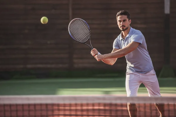 Man spelar tennis — Stockfoto