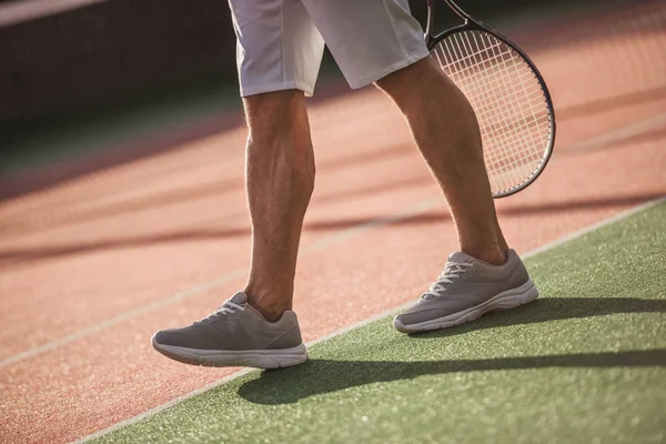 Uomo che gioca a tennis — Foto Stock